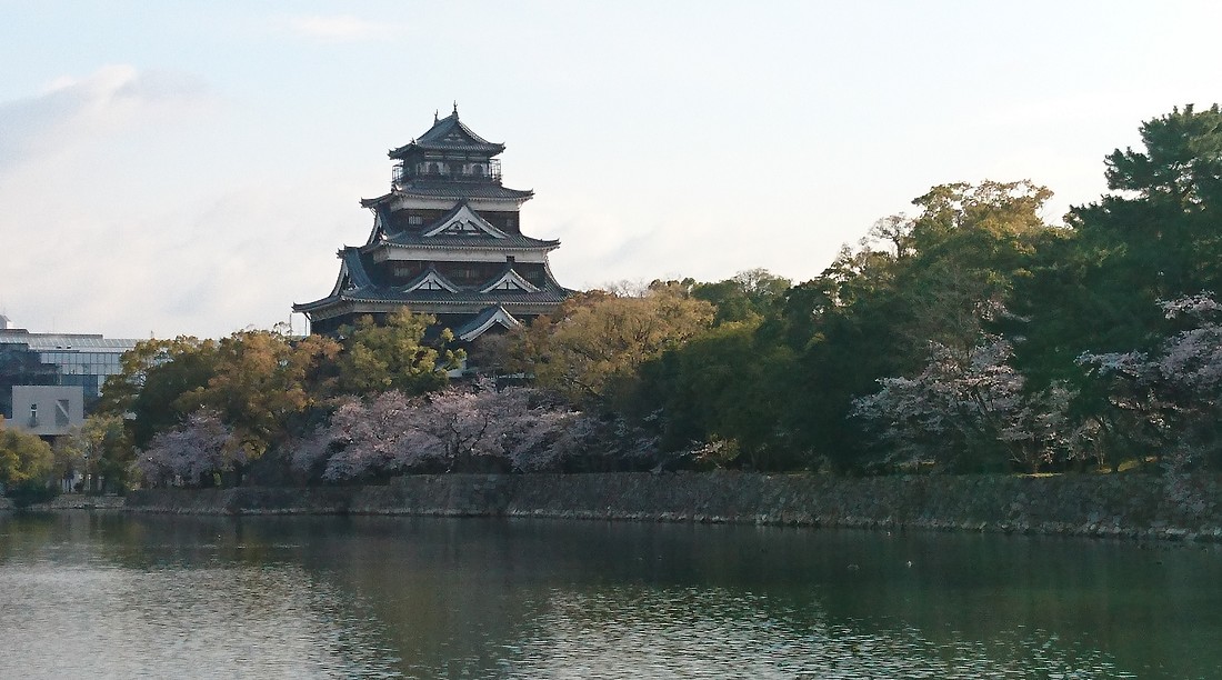 桜が満開の時期の広島城