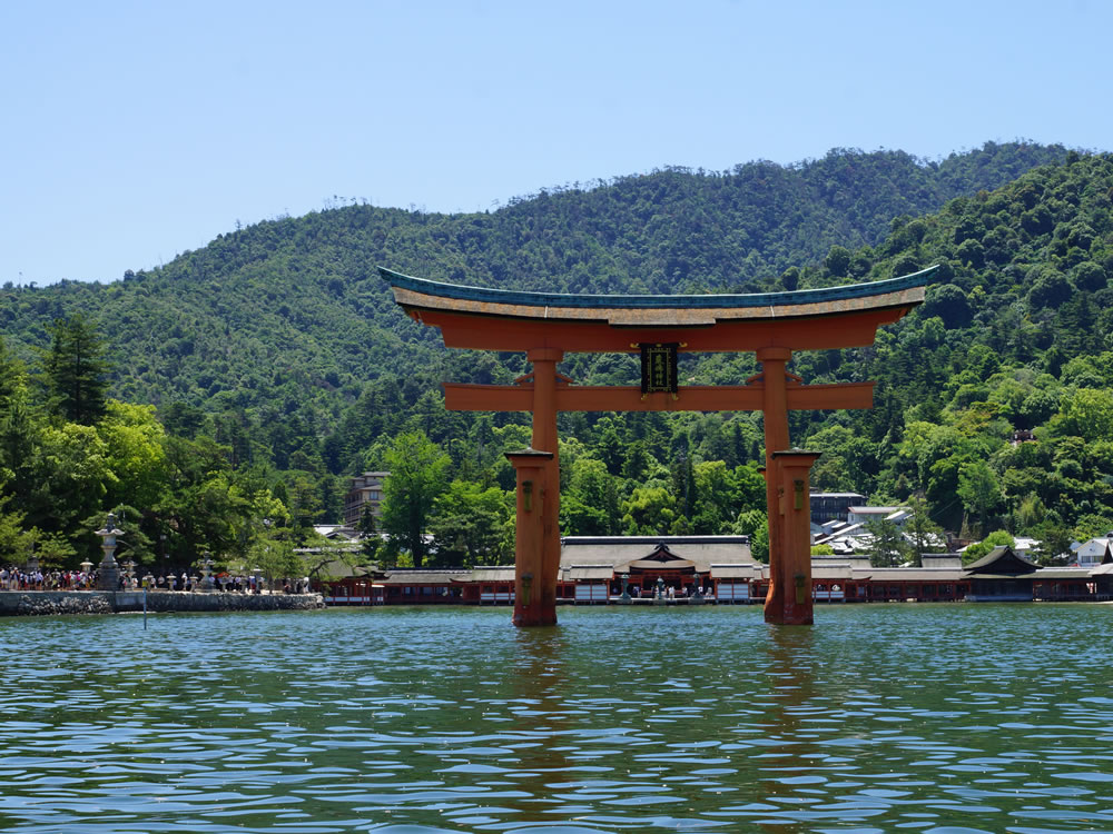 世界遺産の島『宮島』厳島神社の大鳥居